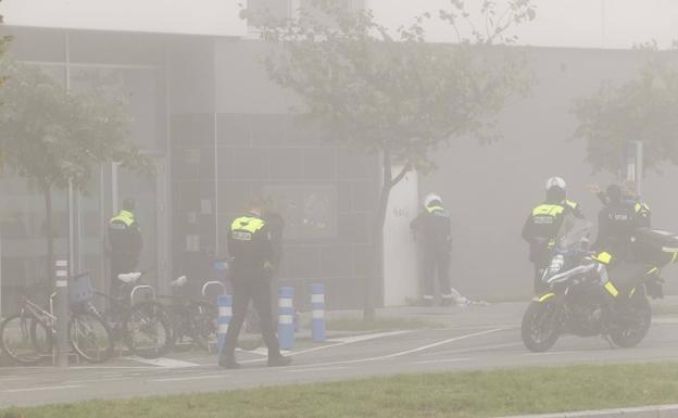 Agentes han tomado el edificio y sus cercanías. 