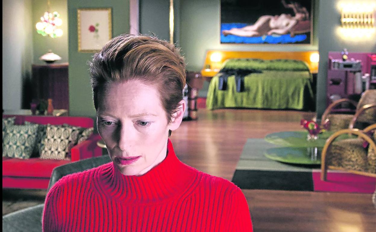 Tilda Swinton, la actriz ideal para esta adaptación, interpreta a una mujer que espera a un amante esquivo. 