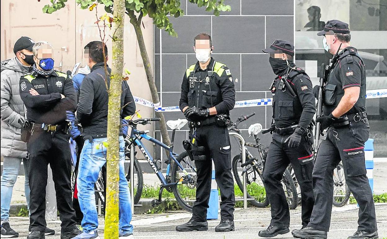 Policías locales y ertzainas, en las inmediaciones del edificio. 