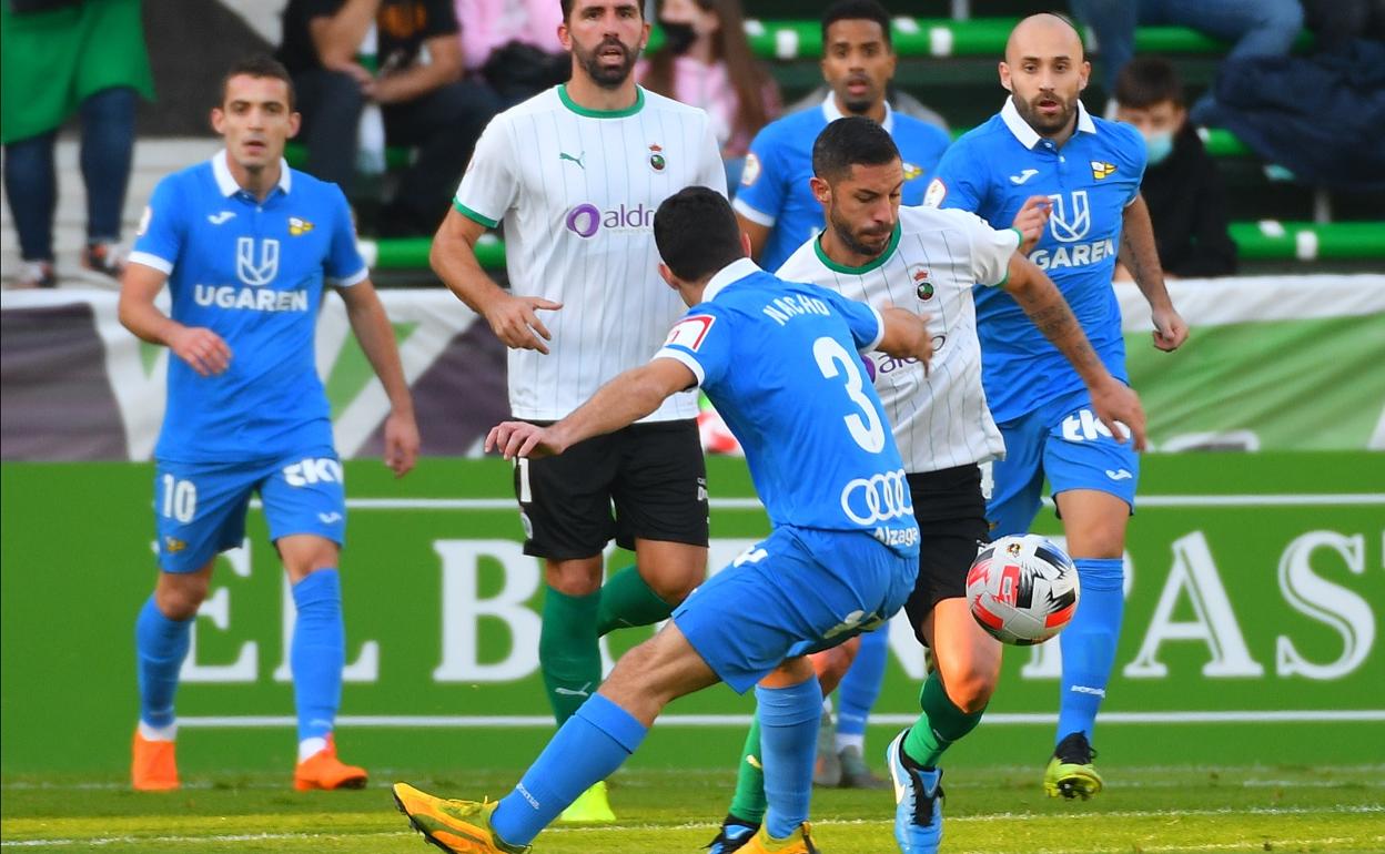 Cejudo trata de zafarse de Nacho Ruiz en una acción del partido 