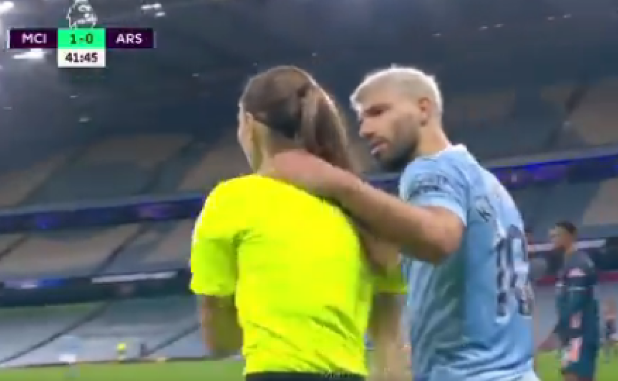 El feo gesto de Agüero con una linier