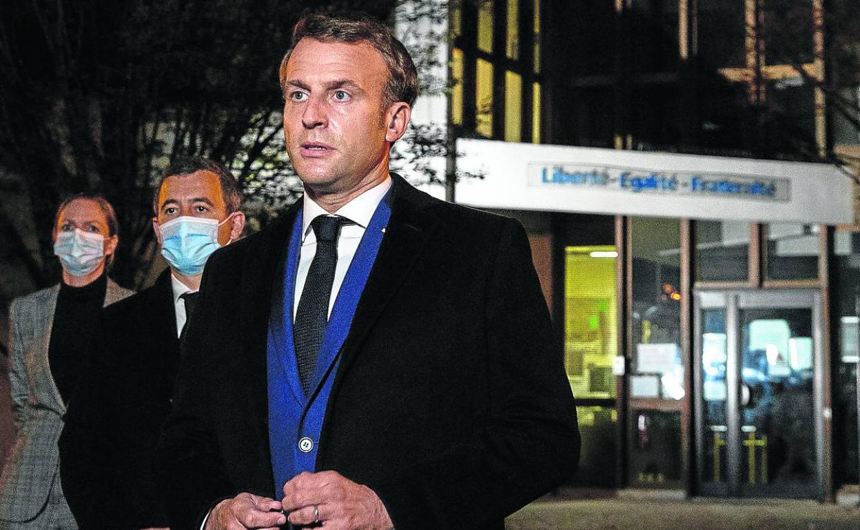 El presidente francés, Emmanuel Macron, ante el liceo donde enseñaba la víctima. 