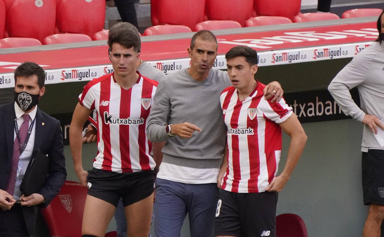 Garitano da instrucciones a Zarraga. 