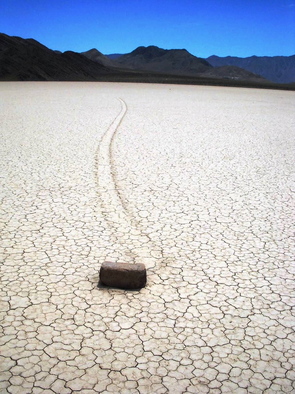 Las rocas de Racetrack | Son conocidas por el misterioso rastro que dejan en la tierra, que les valió el apodo de 'rocas viajeras' potque parecía que se desplazaban por la noche. Sin embargo, se descubrió en 2014 que su curioso movimiento se debe a que las finas placas de hielo que se forman en el suelo tras la lluvia empujan a las rocas cuando sopla el viento.