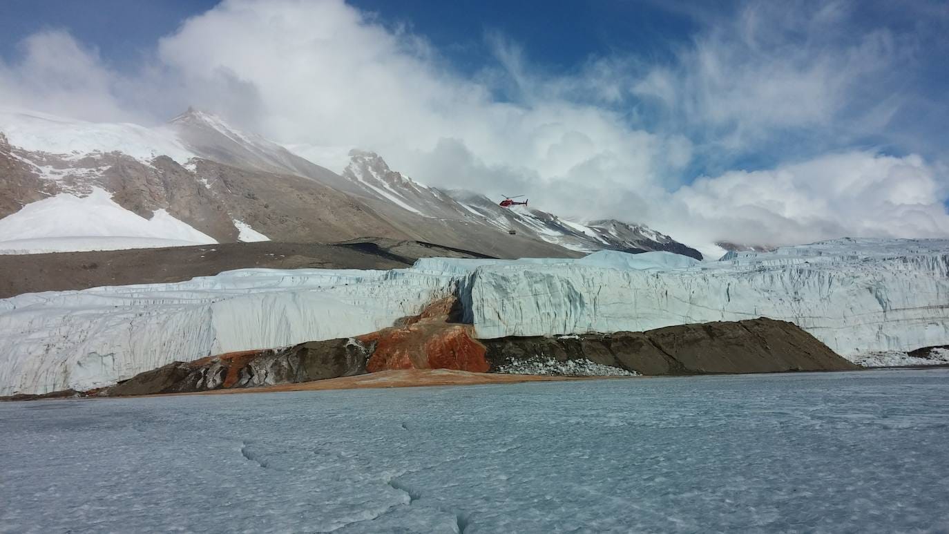 'Cataratas de sangre' de la Antártida | Una mancha roja emerge del glaciar Taylor, como una fuente de sangre en medio del impoluto blanco del hielo. Su origen se debe a que bajo el glaciar se encuentra una corriente de agua muy salina, con un elevado nivel de óxido de hierro que deja ese particular color en la superficie del lugar.