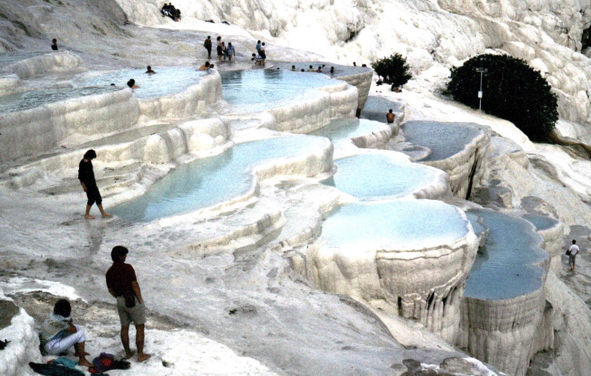 Pamukkale (Turquía) | Su nombre significa 'castillo de algodón' y aunque parezca cubierto de nieve, se encuentra en una zona templada. Esta paradoja tiene explicación científica: la variedad de minerales y el carbonato de calcio que contiene el agua de sus fuentes provoca el aspecto que lo recubre.