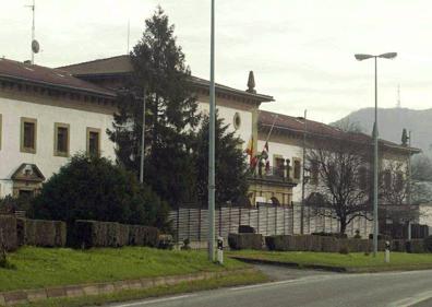 Imagen secundaria 1 - Arriba, ertzainas en un acceso interior de Zaballa. Abajo, Martutene a la izquierda y Basauri. 