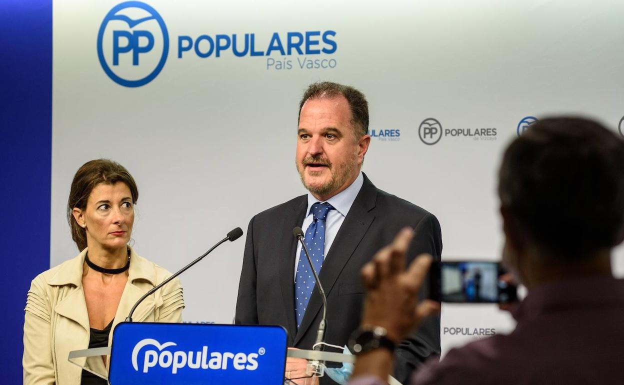 El presidente del PP vasco, Carlos Iturgaiz, en una rueda de prensa. 