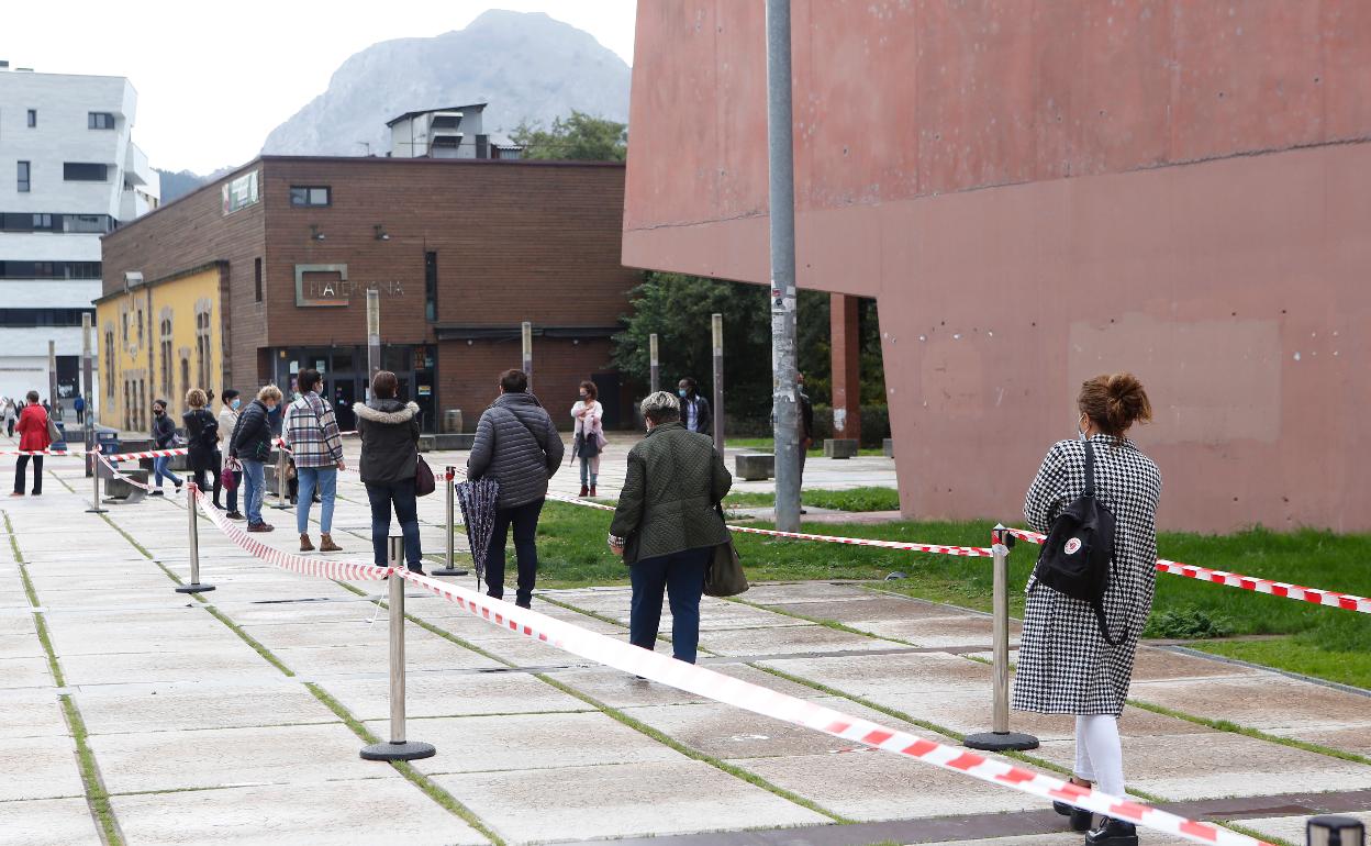 Los trabajadores de las residencias del Duranguesado, Markina y Lekeitiio guardan fila para realizarse la prueba PCR en el Elkartegi de Durango esta mañana. 