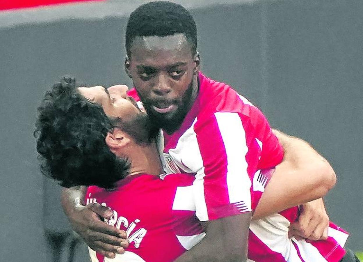 Raúl García abraza a Williams tras el gol del delantero. 