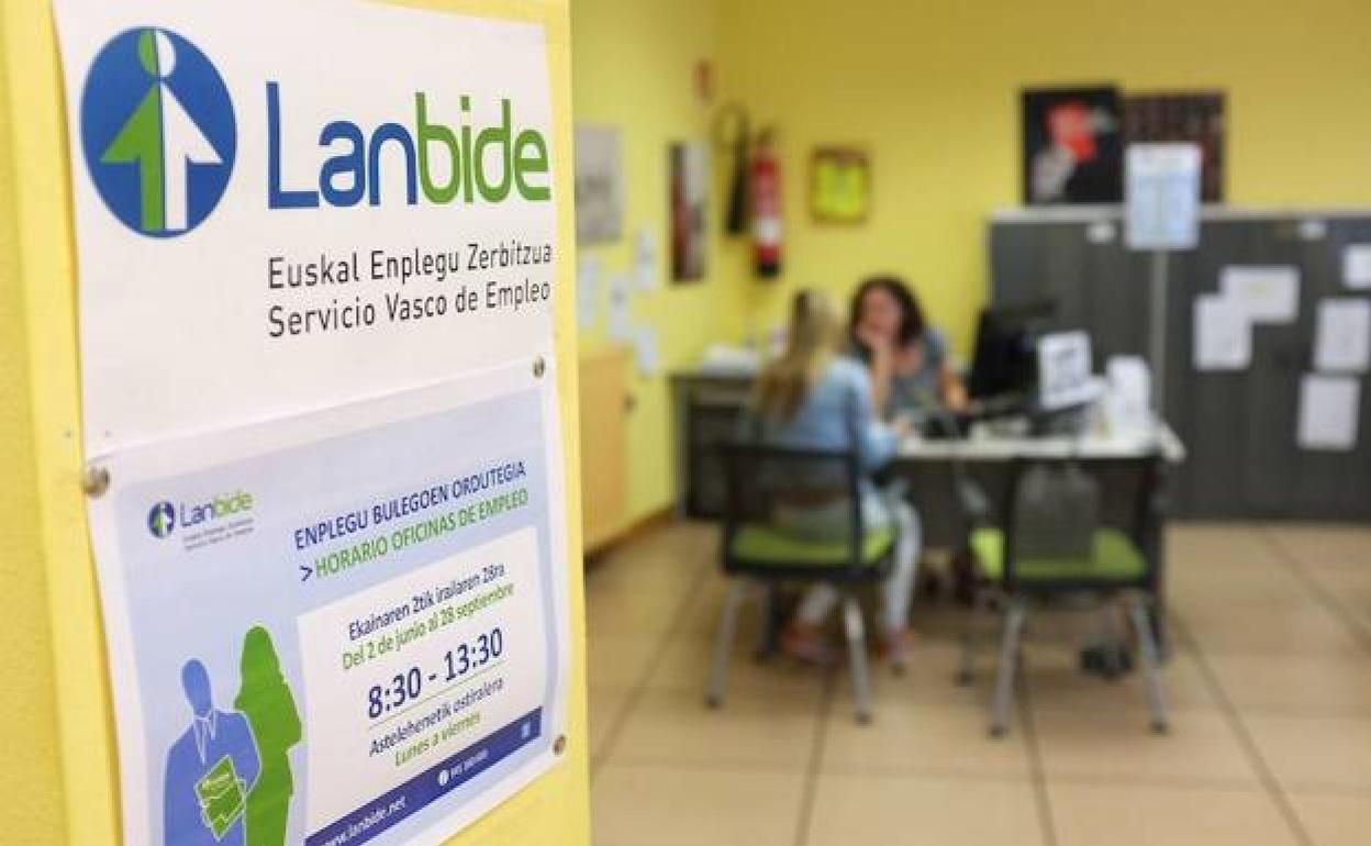 Las oficinas de Lanbide de la comarca se encargan de gestionar la búsqueda de empleo. E. C. 