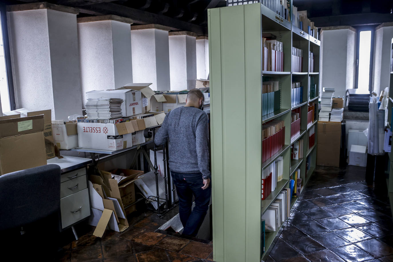 La biblioteca, situada en la planta superior de Doña Otxanda, carece de espacio para más publicaciones.