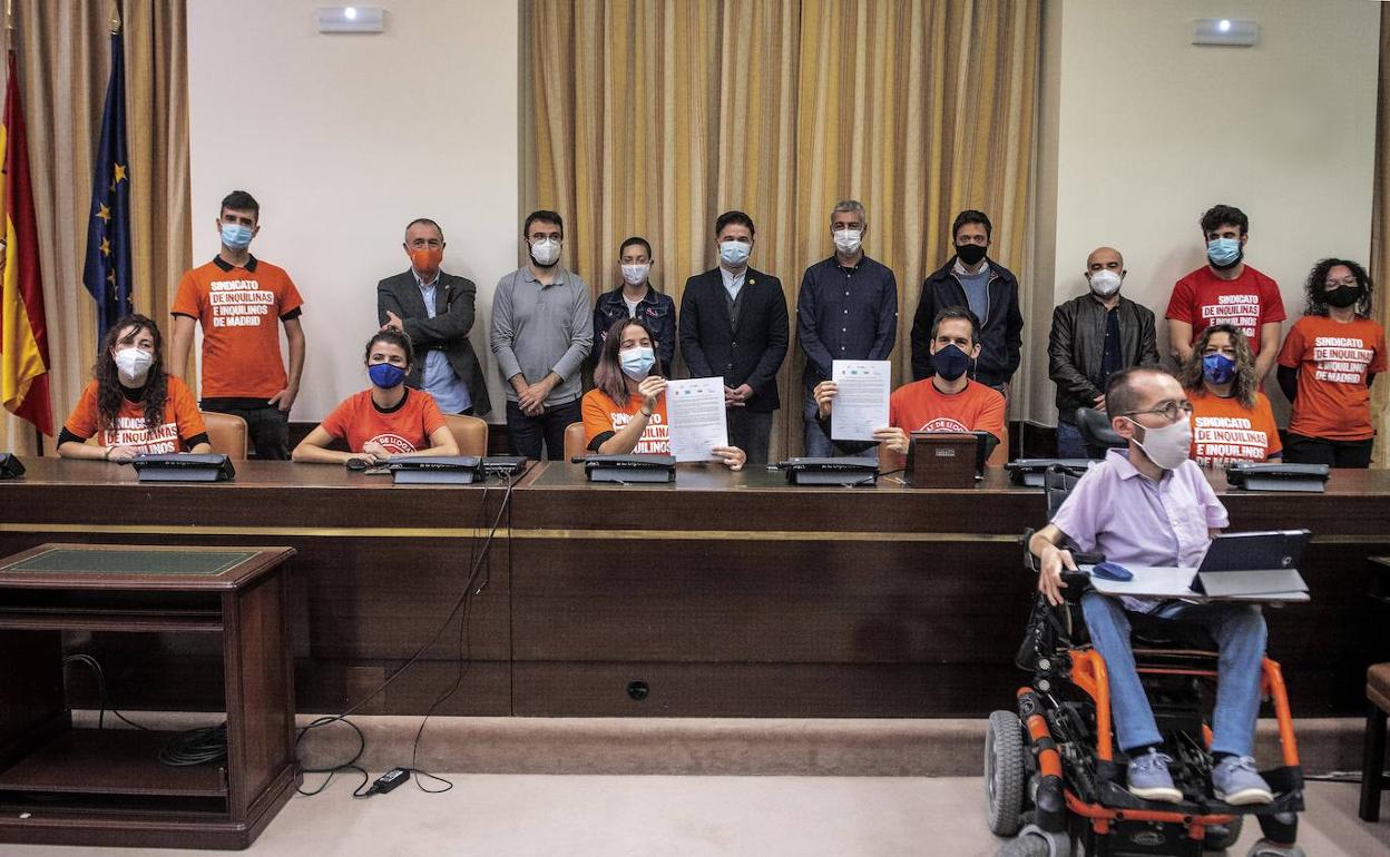 Los grupos firmantes del acuerdo a propuesta del Sindicato de Inquilinos de Cataluña. 