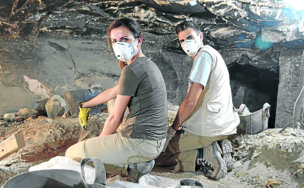 La arqueóloga vitoriana y un compañero trabajan en la excavación, en Luxor, durante una campaña anterior. 