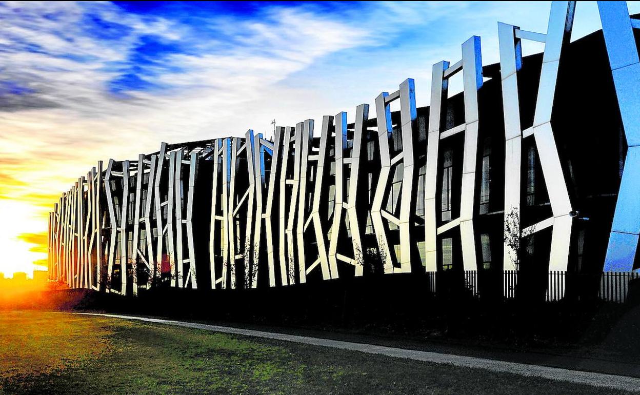 La Euneiz comenzará su andadura, al menos los dos primeros años, en el edificio que ocupaba la Caja Vital en Salburua junto al Bakh. 