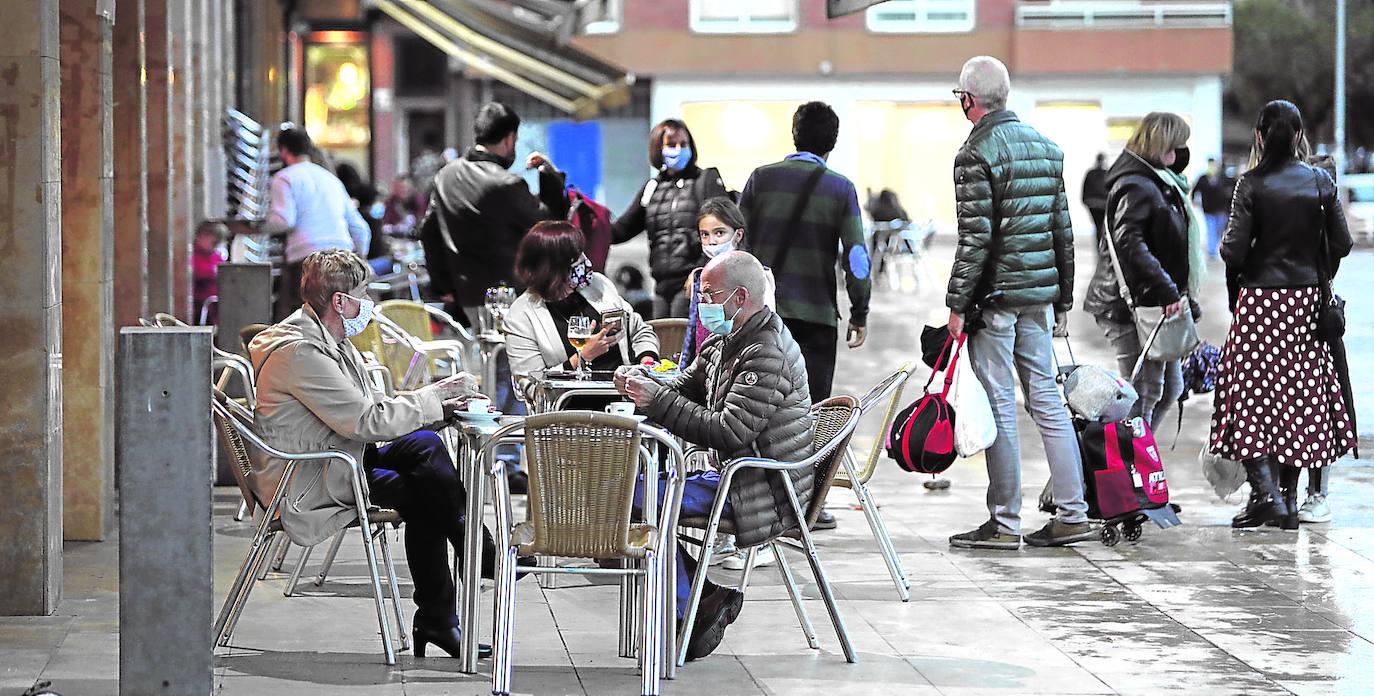 Euskadi prepara el terreno para confinamientos y toques de queda ante el avance del virus