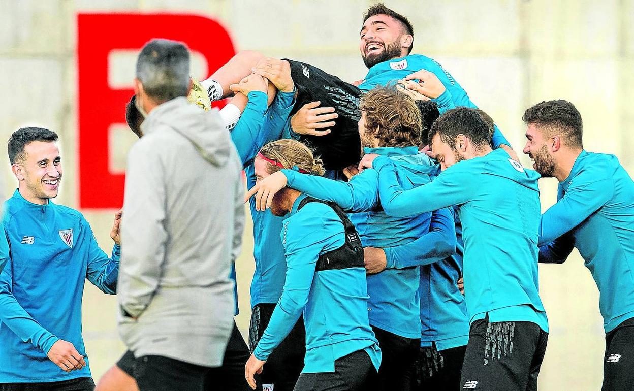 Los jugadores del Athletic alzan a Unai López en un entrenamiento de esta semana. 