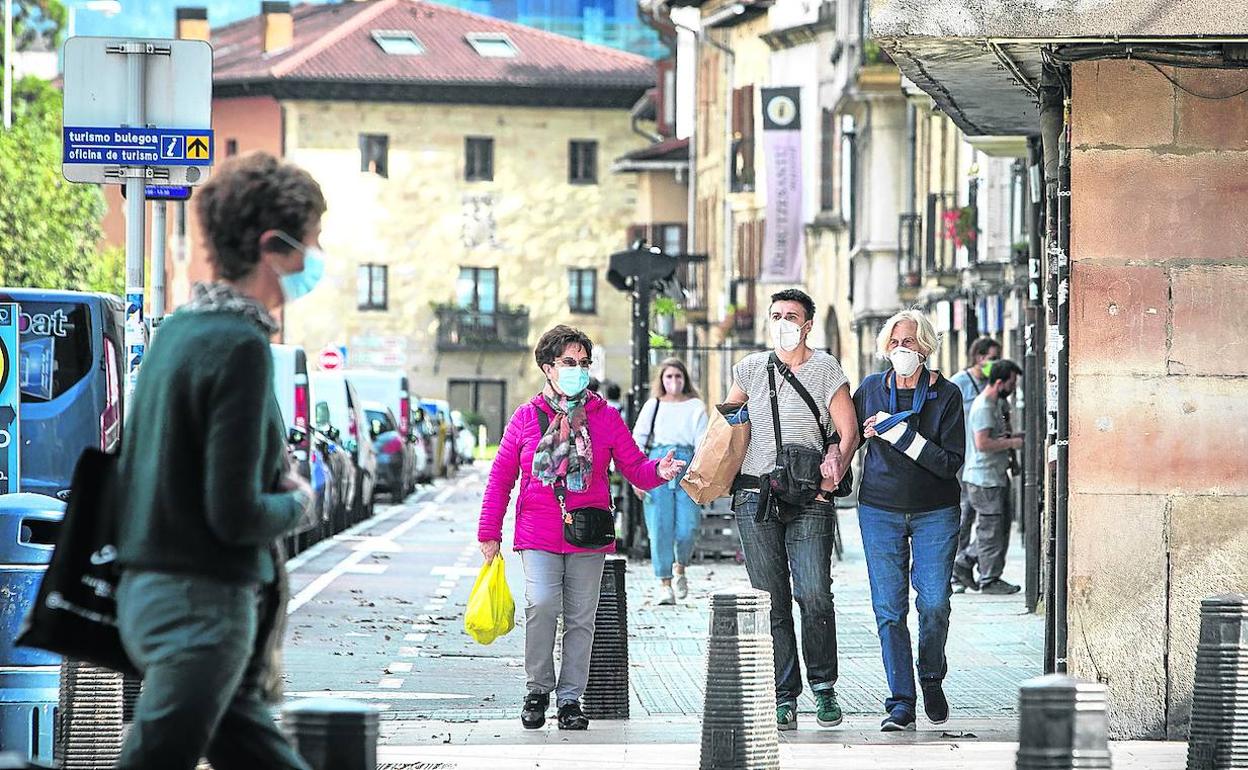 Vecinos de Durango, una de las poblaciones más afectadas en Euskadi. 
