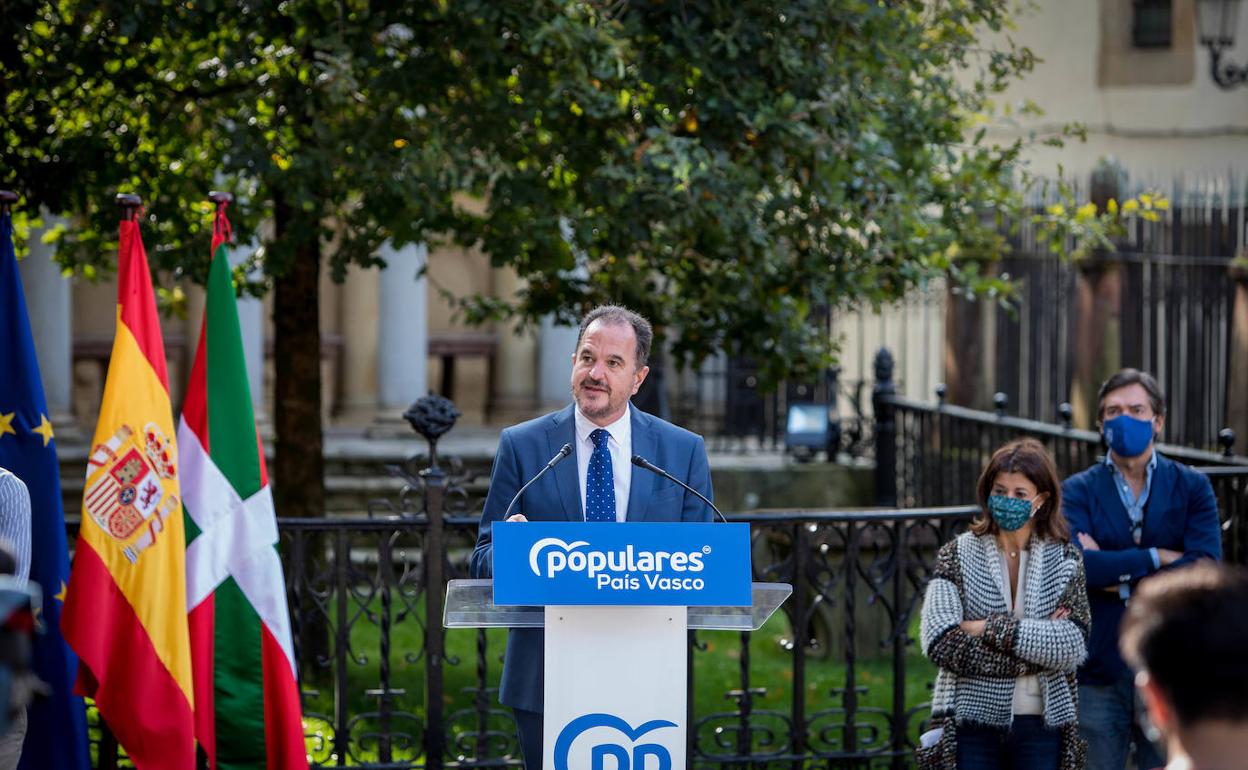 Carlos Iturgaiz, con el árbol de Gernika a su espalda 