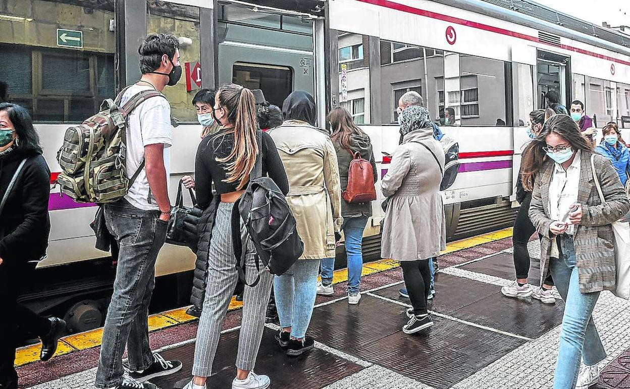 La suspensión de trenes es casi diaria desde el verano y se prolongará aún hasta el mes de enero, según el comité de empresa de Renfe, 