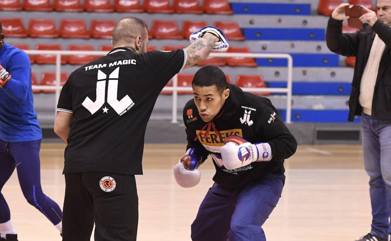 Jon Jader Obregón boxeolaria, José Luis Idarraga bere entrenatzailearekin.