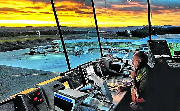 Un comandante y su copiloto hacen las comprobaciones de rigor antes de proceder al despegue.
