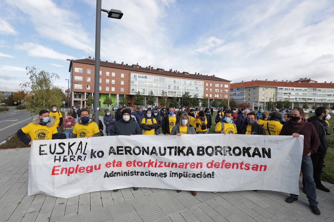 Trabajadores de Alestis y Aernnova se han concentrado esta mañana junto a la sede del Gobierno vasco en Lakua.