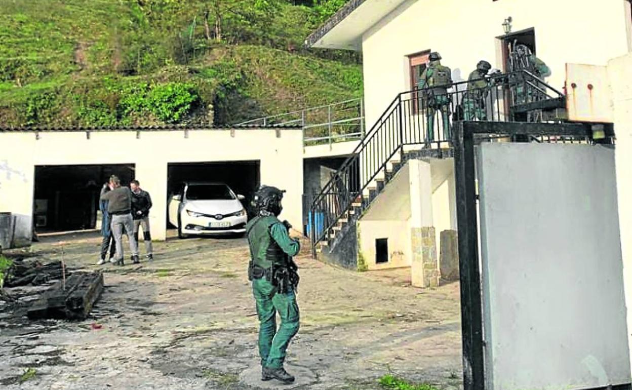 La Guardia Civil detuvo en Bizkaia a 6 personas en una investigación dirigida por un juez francés. 