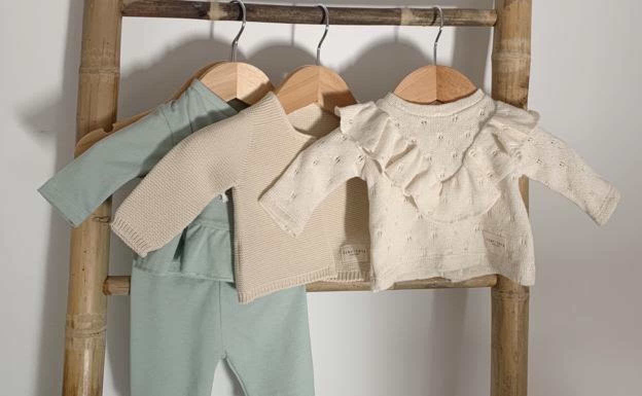 La ropa de 'Tiny Tots Barcelona' se realiza artesanalmente y con materiales de primera calidad. 
