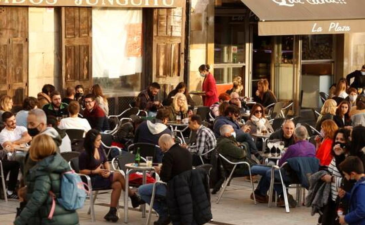 Varias personas disfrutan de una terraza hace unos días. 