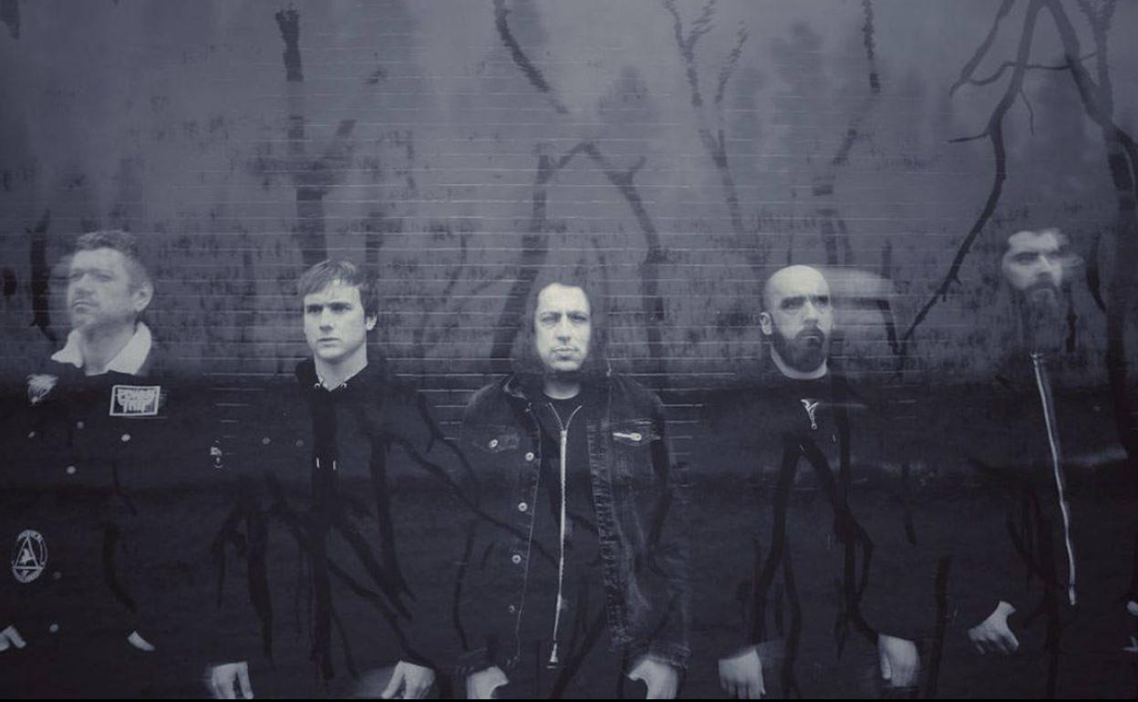 Unai Basta (bajo), Matio Baños (guitarra), Imanol M. Aginako (voz), Imanol Bilbao (batería) y el portavoz Hodei G. Mendiguren (guitarra).