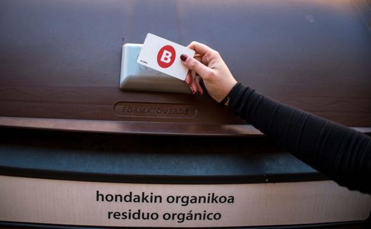 Imagen de un contenedor de residuo orgánico en Bilbao. 