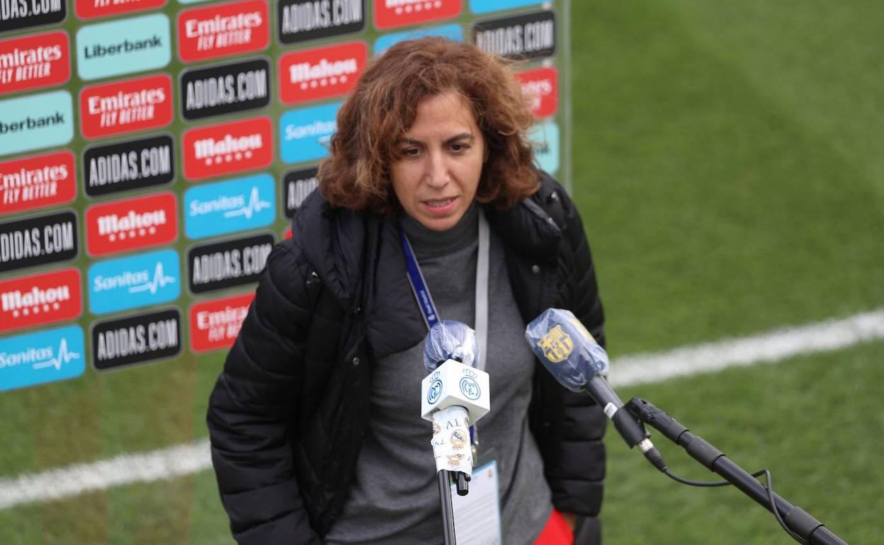 Irene Lozano ofreciendo unas declaraciones tras el primer clásico femenino entre el Real Madrid y el Barça. 