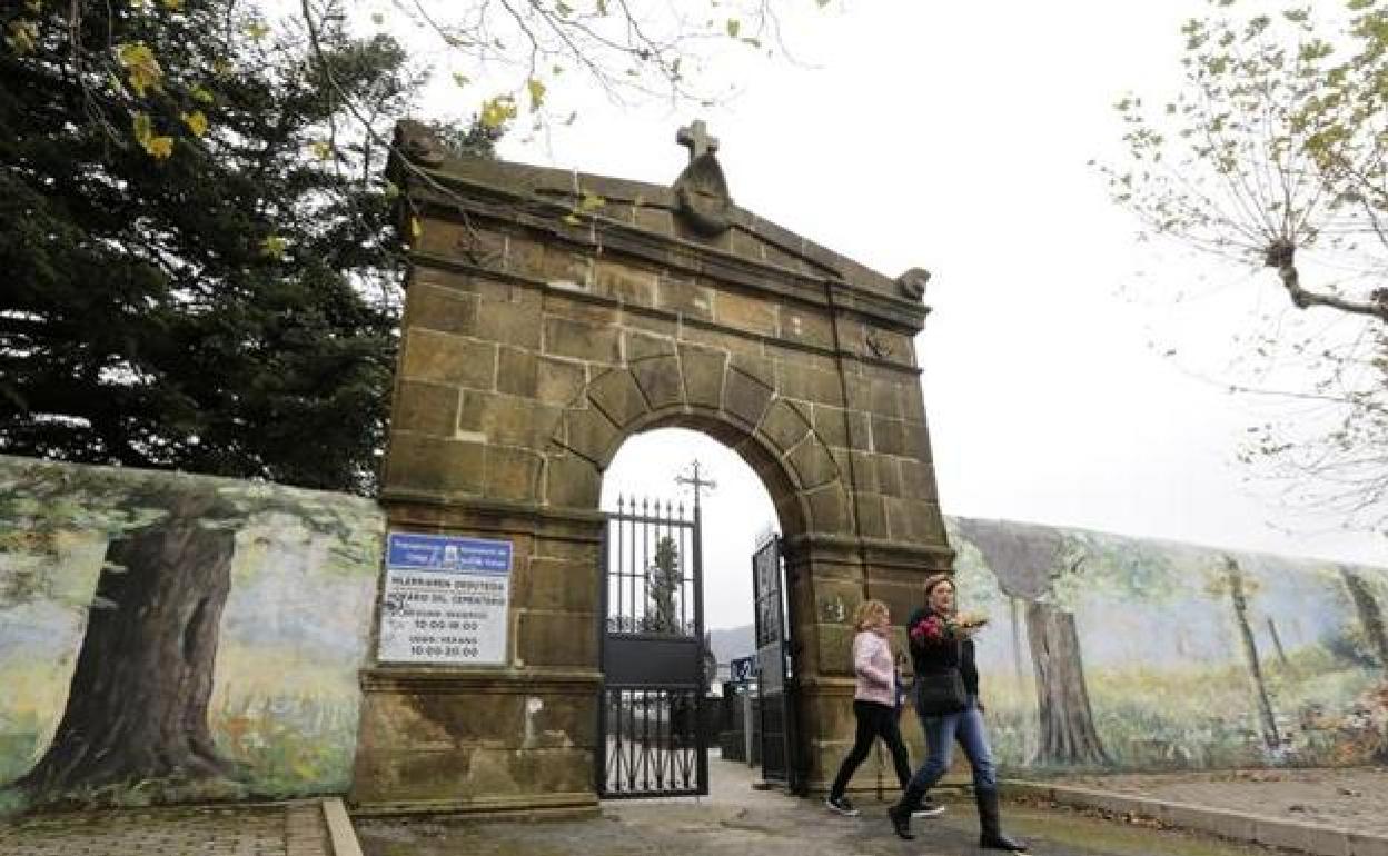 Entrada al cementerio de Trapagaran. 