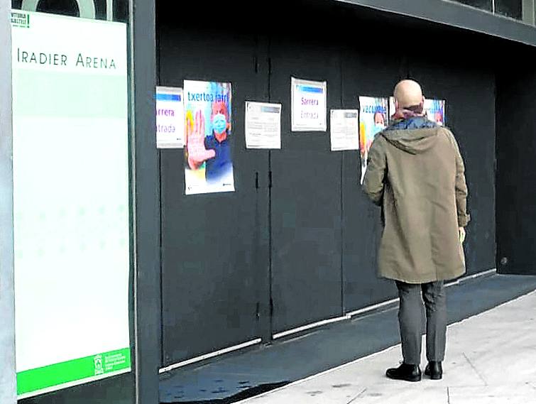 Un usuario observa los carteles sobre el cierre del Iradier.