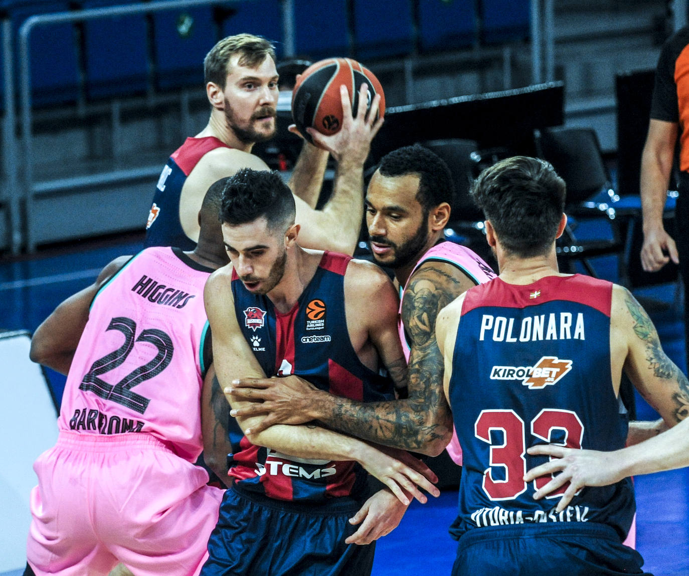 Las fotos del Baskonia - Barcelona de Euroliga. 
