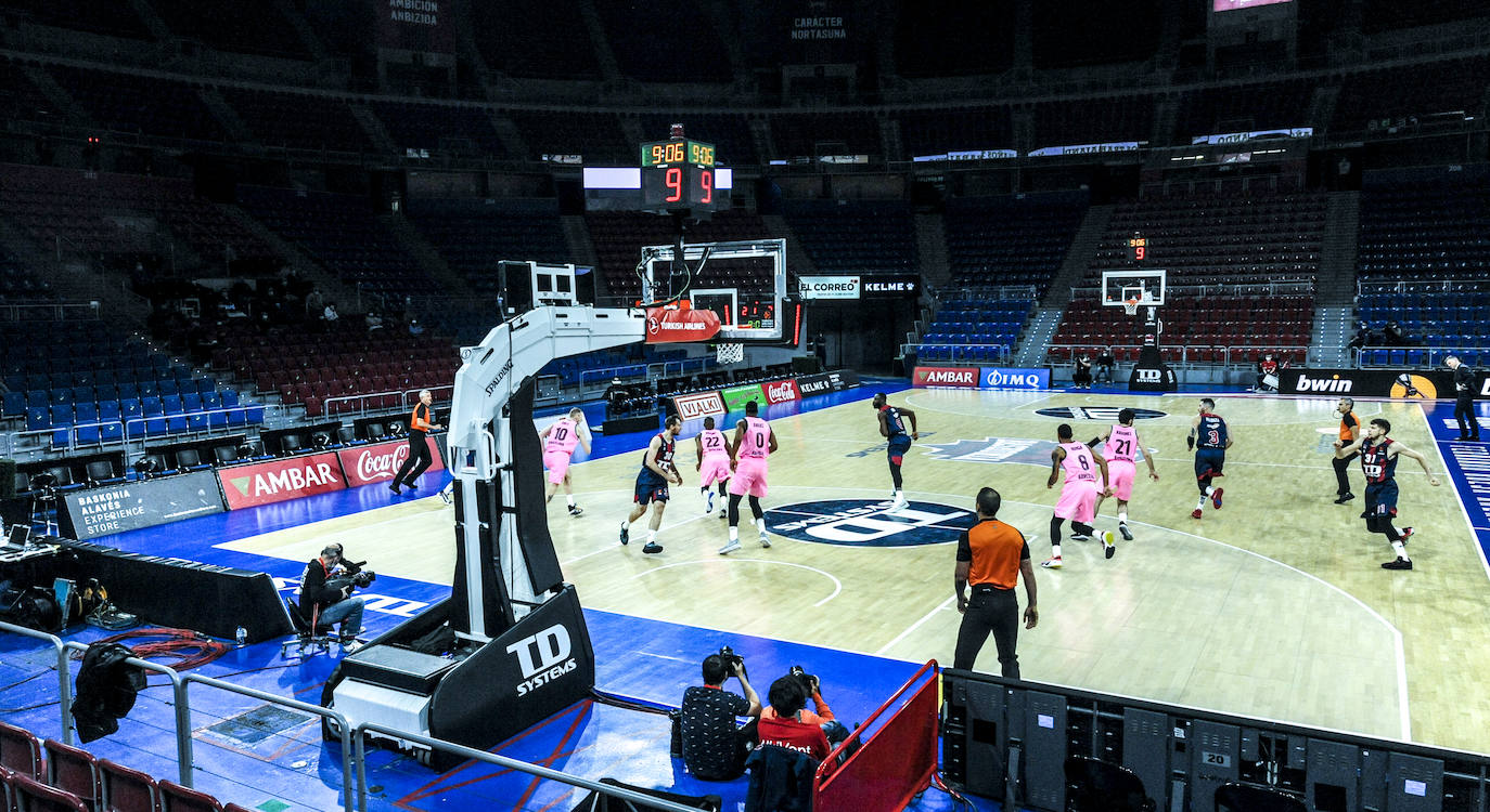 Las fotos del Baskonia - Barcelona de Euroliga. 