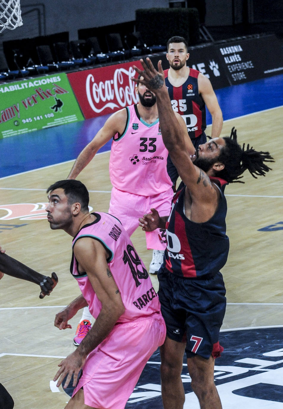 Las fotos del Baskonia - Barcelona de Euroliga. 