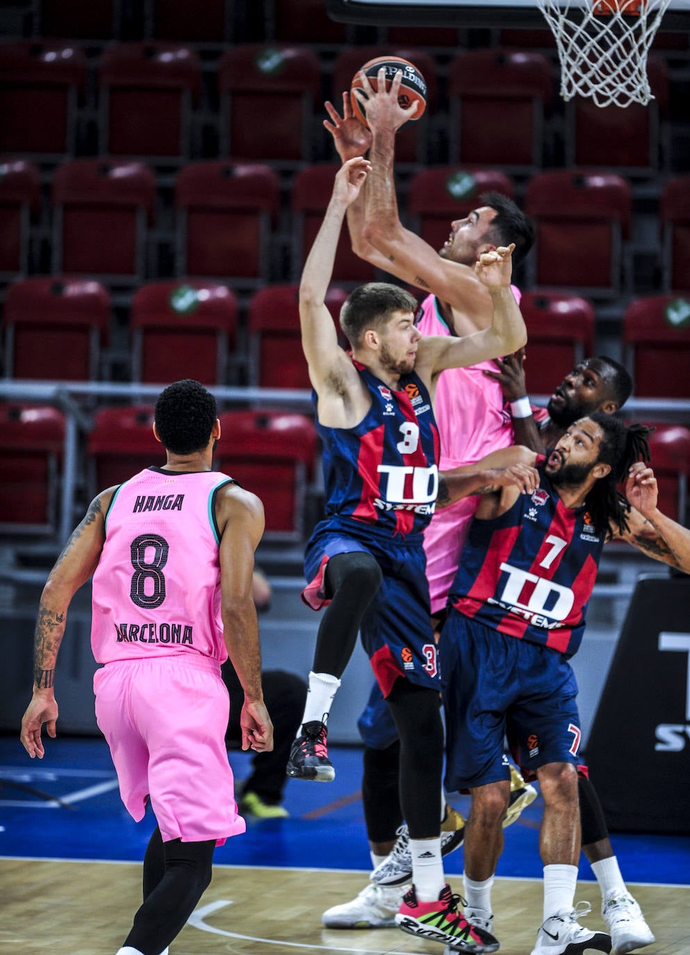 Las fotos del Baskonia - Barcelona de Euroliga. 