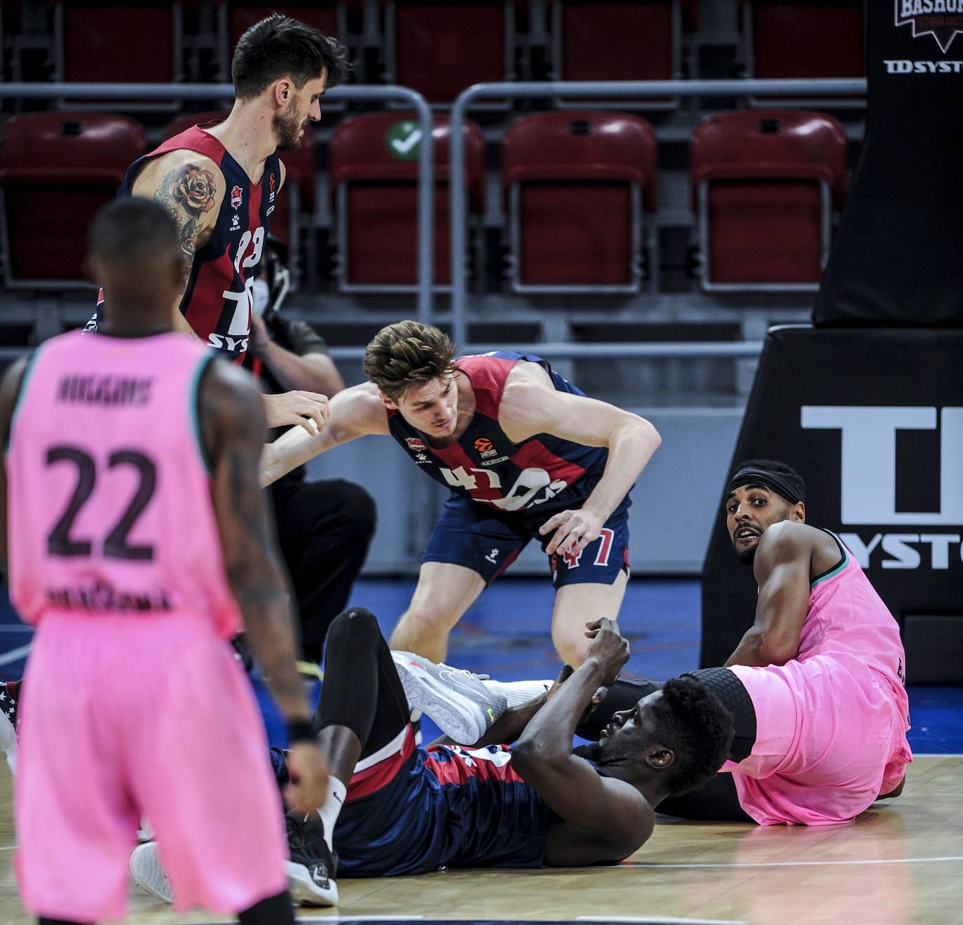 Las fotos del Baskonia - Barcelona de Euroliga. 