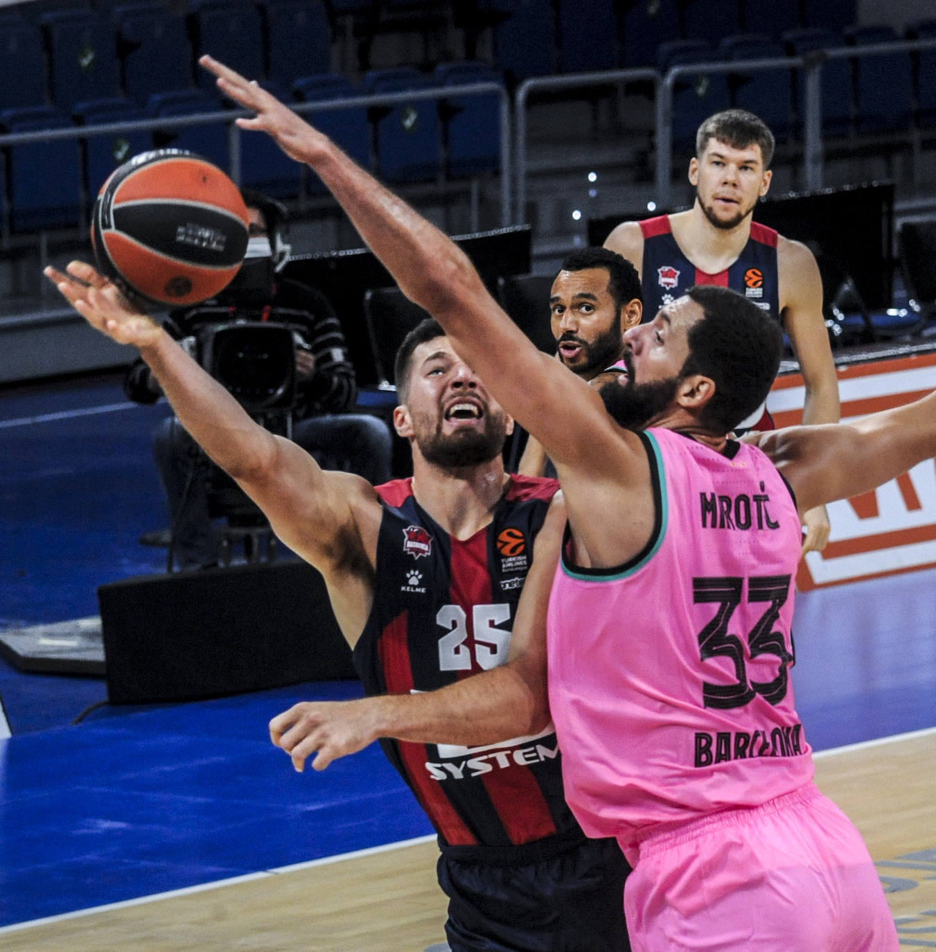 Las fotos del Baskonia - Barcelona de Euroliga. 