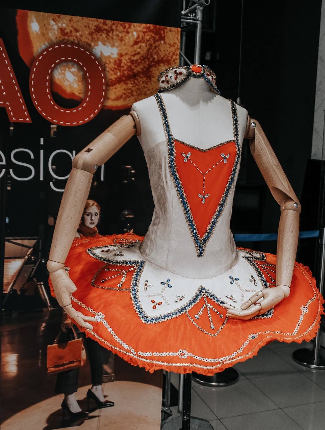 Fotos: Una exposición en Bilbao recoge los vestidos de ballet que una madre le hizo a su hija bailarina en su carrera