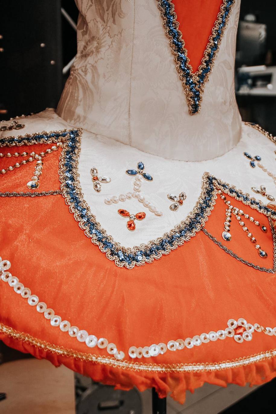 Fotos: Una exposición en Bilbao recoge los vestidos de ballet que una madre le hizo a su hija bailarina en su carrera