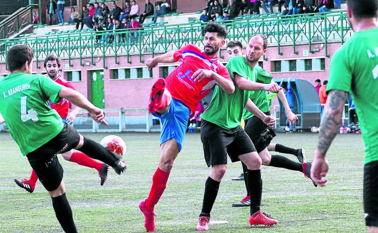 El Indautxu juega contra e Aranguren en su campo Iparralde. 