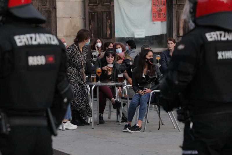 Fotos: La concentración de los negacionistas en Vitoria, en imágenes