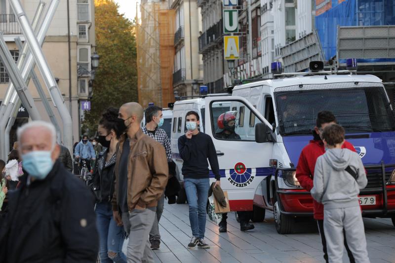 Fotos: La concentración de los negacionistas en Vitoria, en imágenes