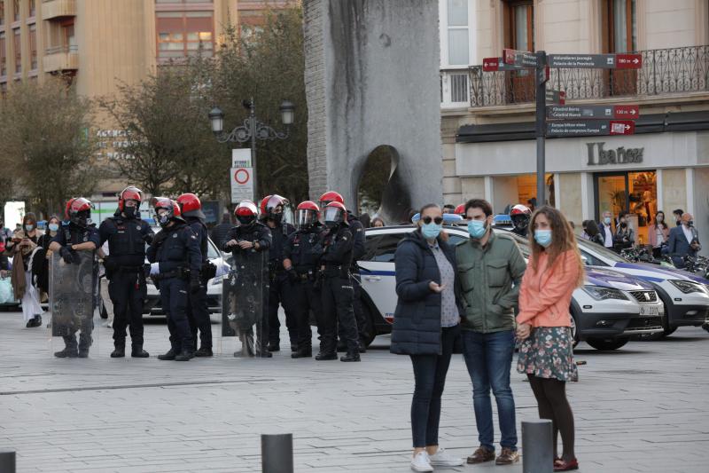 Fotos: La concentración de los negacionistas en Vitoria, en imágenes