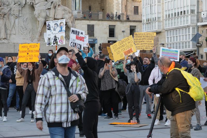 Fotos: La concentración de los negacionistas en Vitoria, en imágenes