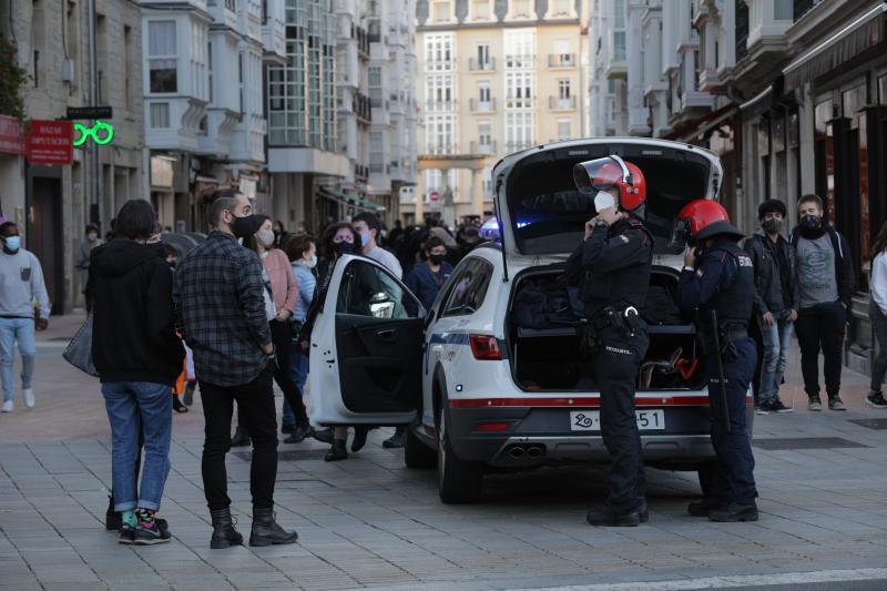 Fotos: La concentración de los negacionistas en Vitoria, en imágenes