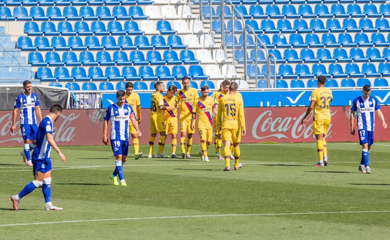 Los jugadores del Barcelona celebran uno de los cinco goles de su última visita a M endizorroza. 